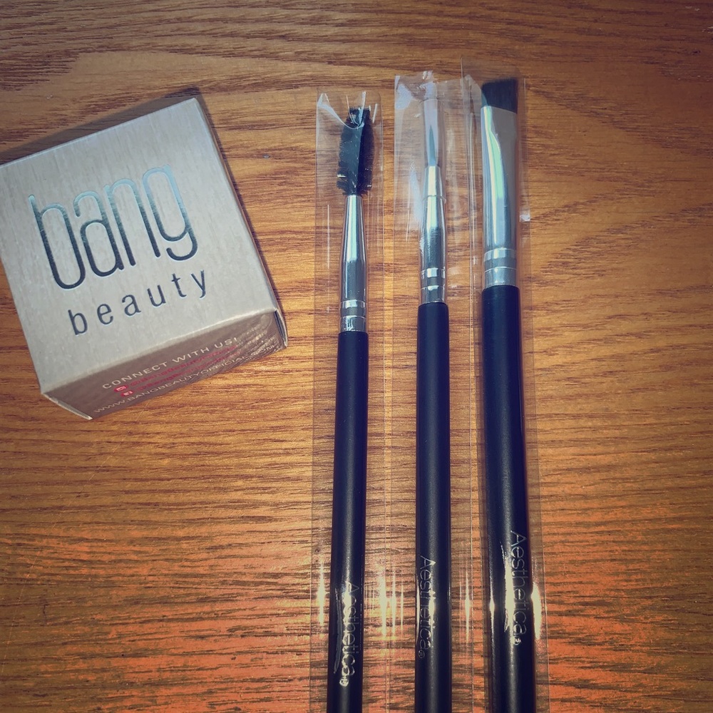 Gel eyeliner and brushes